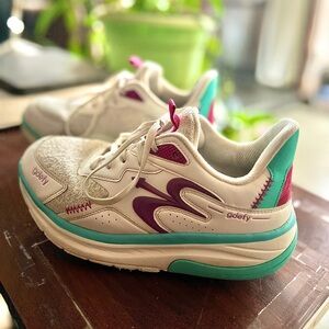 Gdefy athletic sneakers W7.5